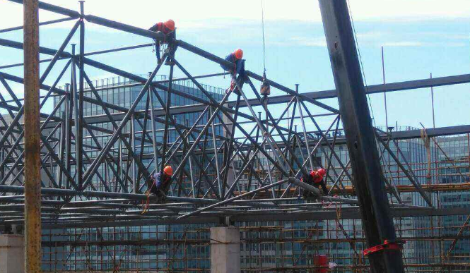 平凉论网架装配施工中搭设脚手架应当留神的事故